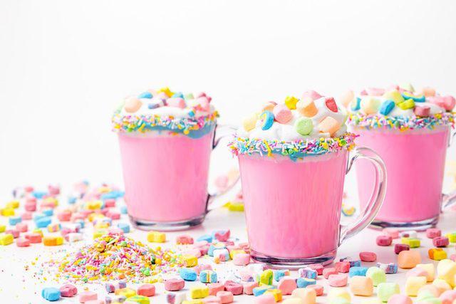 รูปภาพ:https://s24597.pcdn.co/wp-content/uploads/2018/09/5D4B3103-Unicorn-Hot-Chocolate-pink-hot-chocolate-with-whipping-cream-lucky-charms-marshmellows-on-a-white-table--1200x800.jpg