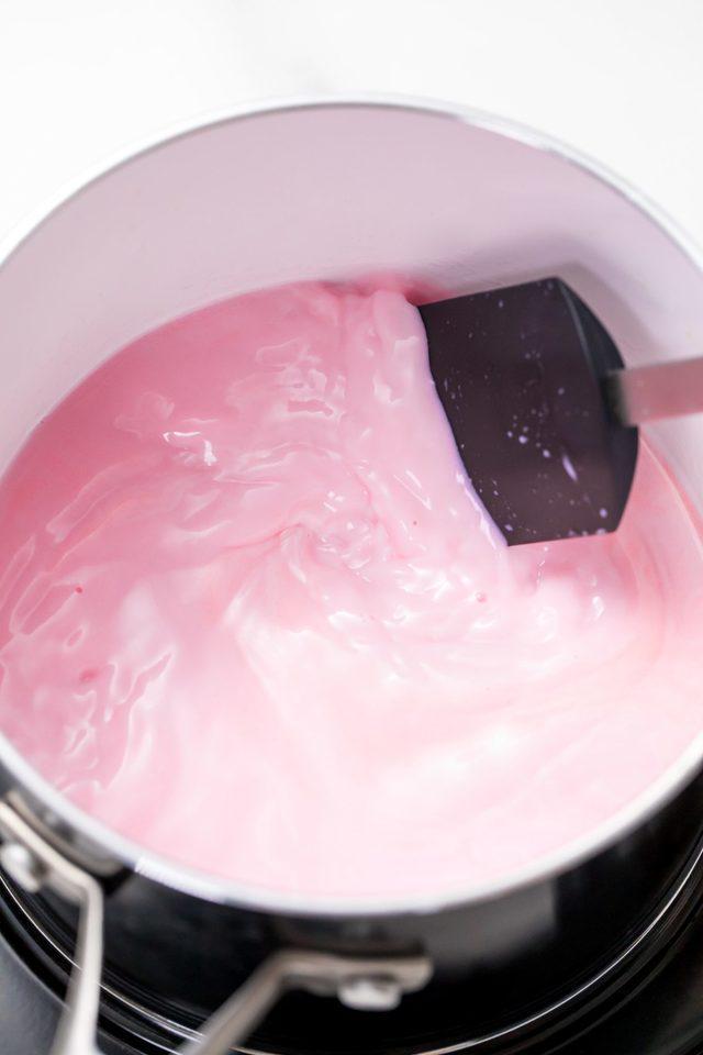 รูปภาพ:https://s24597.pcdn.co/wp-content/uploads/2018/09/5D4B2998-Unicorn-Hot-Chocolate-mixing-milk-with-food-coloring-using-a-spatula-in-a-pot-1200x1800.jpg