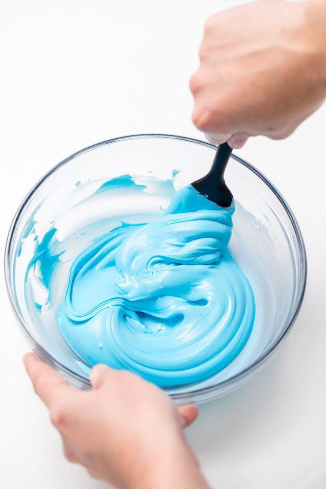 รูปภาพ:https://s24597.pcdn.co/wp-content/uploads/2018/09/5D4B2953-Unicorn-Hot-Chocolate-mixing-blue-food-coloring-with-whipping-cream-in-a-mixing-bowl-1200x1800.jpg
