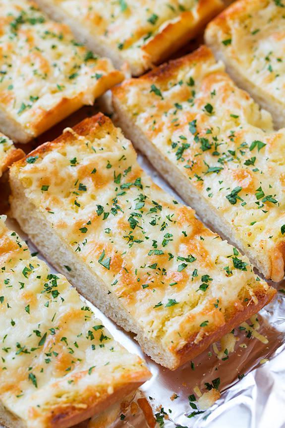 รูปภาพ:http://www.cookingclassy.com/wp-content/uploads/2015/07/cheesy-garlic-bread4-srgb..jpg