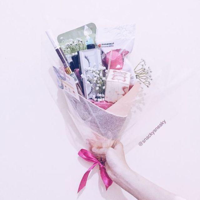 ภาพประกอบบทความ พินสุดต้องเรา! กับไอเดียจัดช่อดอกไม้ 'Cosmetic Bouquet' ไม่จำเจ แต่สวยหวาน 