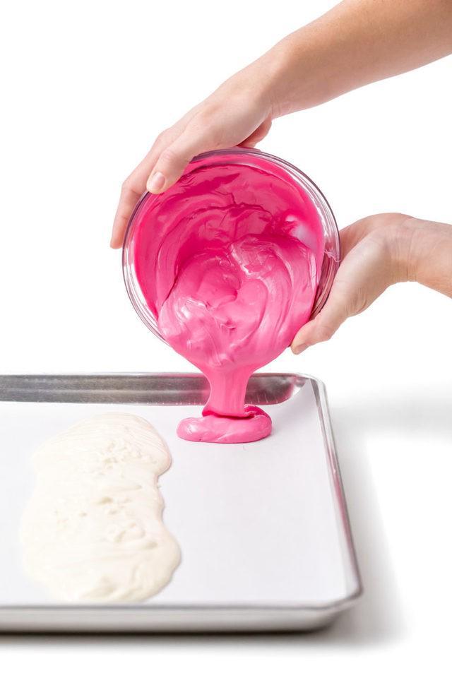 รูปภาพ:https://s24597.pcdn.co/wp-content/uploads/2018/06/5D4B3202-Mermaid-bark-pouring-pink-chocolate-onto-baking-sheet-880x1320.jpg
