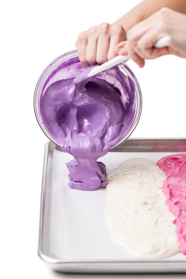รูปภาพ:https://s24597.pcdn.co/wp-content/uploads/2018/06/5D4B3212-Mermaid-bark-pouring-purple-chocolate-onto-baking-sheet-880x1320.jpg