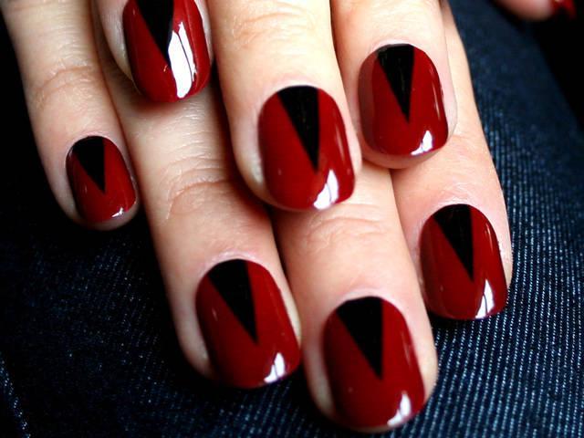 รูปภาพ:http://www.axtorworld.com/wp-content/uploads/2015/12/Simple-black-and-red-nail-art-pictures-and-designs.jpg