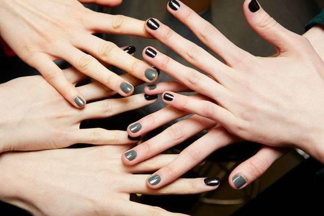 รูปภาพ:http://www.glamour.com/images/beauty/2015/09/fall-2015-nail-ideas-dark-nail-polish-w724.jpg