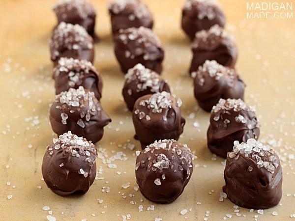 รูปภาพ:https://i2.wp.com/i981.photobucket.com/albums/ae292/madiganmadeblog/Since%20June%202013/chocolate-sea-salt-oreo-cookie-balls-03_zpsa8274a80.jpg