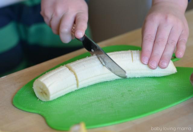 รูปภาพ:https://www.findingzest.com/wp-content/uploads/2016/01/Three-year-old-slicing-bananas.jpg