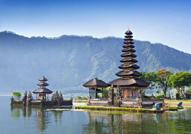 รูปภาพ:https://turismoadaptado.files.wordpress.com/2013/08/bedugul-is-a-mountain-lake-resort-area-in-bali-indonesia-located-in-the-centre-north-region-of-the-island.jpg
