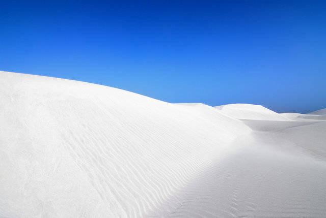 รูปภาพ:http://media2.popsugar-assets.com/files/2014/05/15/052/n/1922441/648da5bc02840833_shutterstock_132212399.xxxlarge/i/White-Sand-Dunes-Yemen.jpg