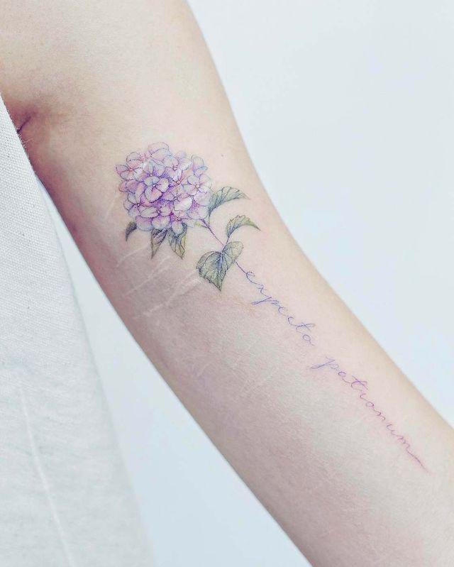 รูปภาพ:http://www.millionsgrace.com/wp-content/uploads/2019/01/Small-Floral-Tattoos-4.jpg