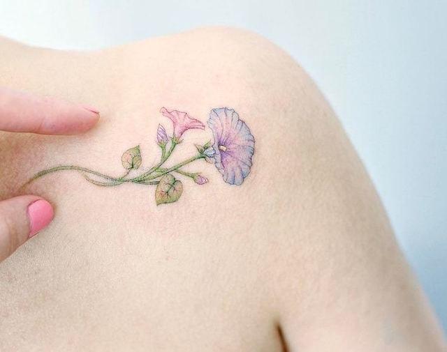 รูปภาพ:http://www.millionsgrace.com/wp-content/uploads/2019/01/Small-Flower-Tattoos-2.jpg