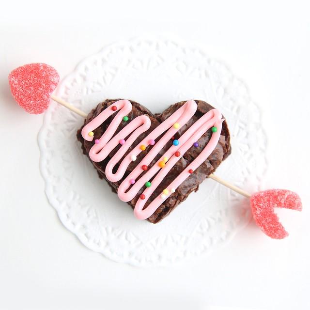 รูปภาพ:https://www.itsalwaysautumn.com/wp-content/uploads/2017/01/valentines-day-brownies-easy-treat-heart-shaped-brownie-recipe-fun-kids-food-recipe-4-1.jpg