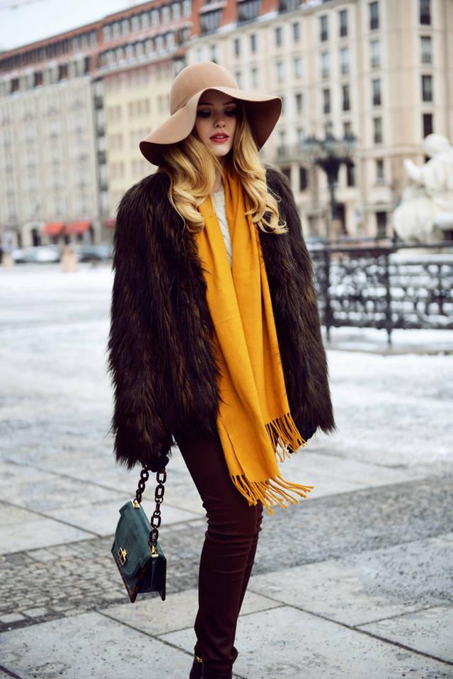 รูปภาพ:http://glamradar.com/wp-content/uploads/2015/10/3.-floppy-hat-with-fur-coat-and-burgundy-jeans.jpg