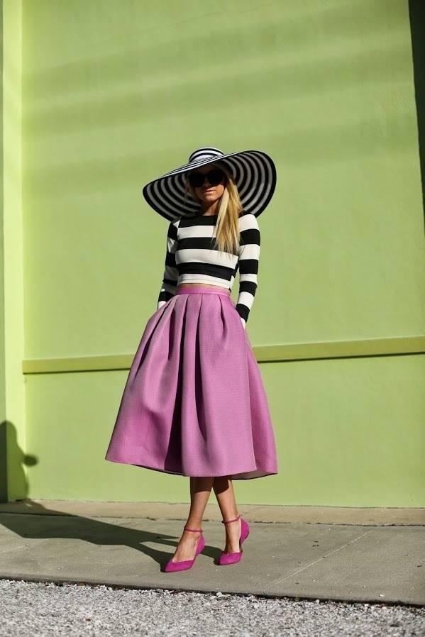 รูปภาพ:http://glamradar.com/wp-content/uploads/2015/10/1.-wide-brimmed-hat-with-midi-skirt-and-striped-top.jpg