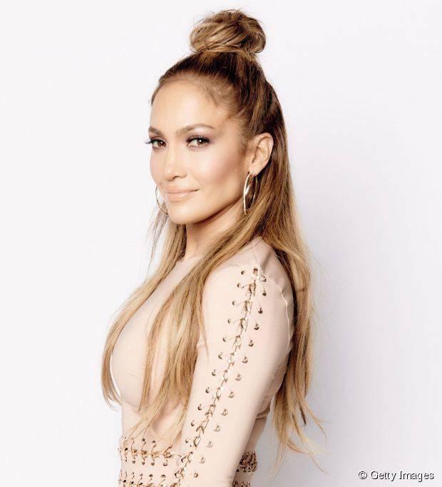 รูปภาพ:http://static1.hairstyle.com/articles/4/27/24/@/11202-jennifer-lopez-s-halfup-bun-620x0-2.jpg