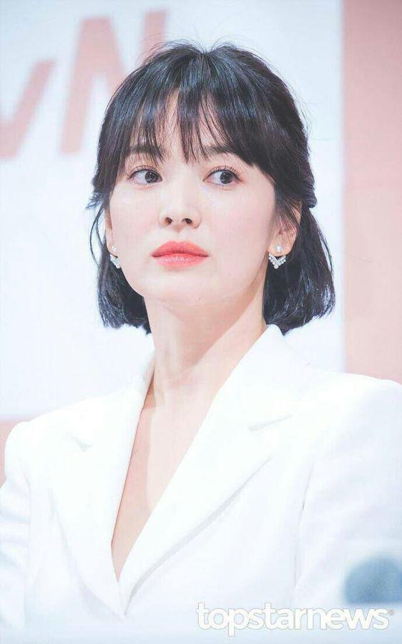 รูปภาพ:https://0.soompi.io/wp-content/uploads/2018/10/26012255/Song-Hye-Kyo_Her-World.png