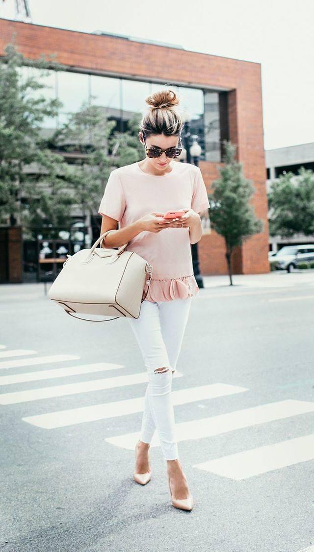 รูปภาพ:http://glamradar.com/wp-content/uploads/2015/09/white-jeans-and-blush-hued-top.jpg