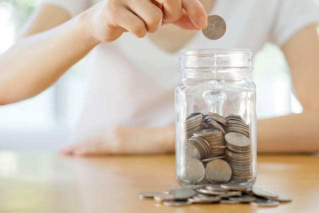 รูปภาพ:https://www.cheatsheet.com/wp-content/uploads/2017/08/Woman-hands-with-coins-in-glass-jar-close-up.jpg