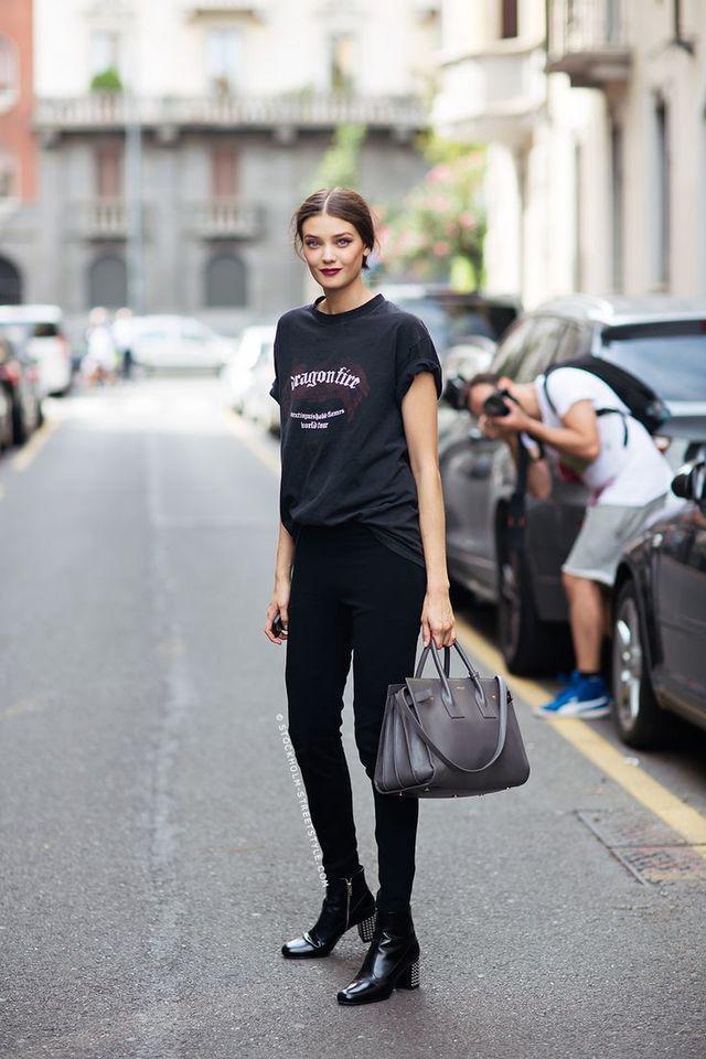 รูปภาพ:https://www.robertgoddard.co.uk/blog/wp-content/uploads/2018/06/black-and-white-crew-neck-t-shirt-black-skinny-jeans-black-ankle-boots-original-8888.jpg