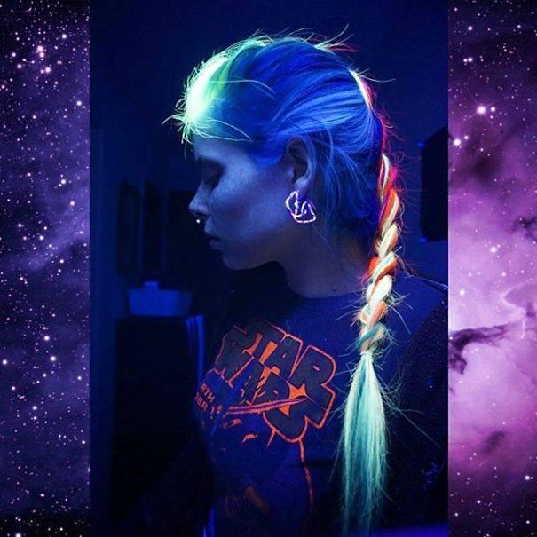 รูปภาพ:http://static.boredpanda.com/blog/wp-content/uploads/2016/01/glow-in-dark-blacklight-hair-high-voltage-classic-manic-panic-6__605.jpg