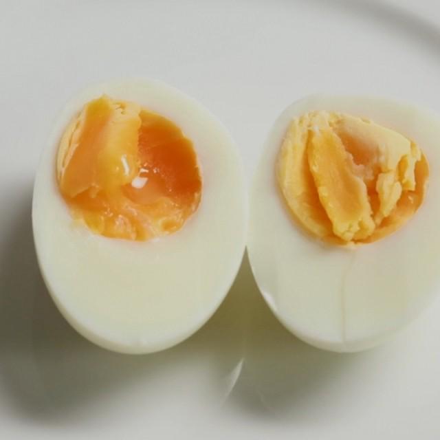 รูปภาพ:https://www.deliaonline.com/sites/default/files/styles/square/public/quick_media/cs-hard-boiled-eggs.jpg?itok=gyNYWuXw&c=7492d5476ad8e718d0463ca572a9129f