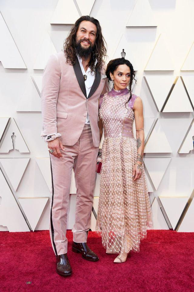 รูปภาพ:https://hips.hearstapps.com/hmg-prod.s3.amazonaws.com/images/jason-momoa-and-lisa-bonet-attend-the-91st-annual-academy-news-photo-1131901150-1551054318.jpg?crop=1xw:1xh;center,top&resize=768:*