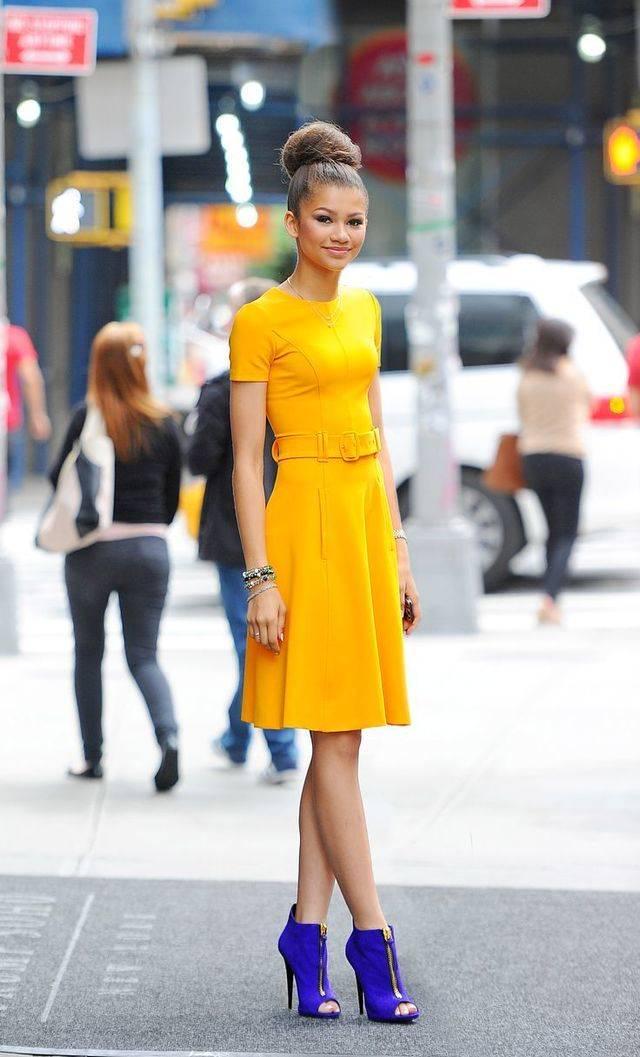 รูปภาพ:http://glamradar.com/wp-content/uploads/2014/11/mustard-dress-and-blue-heels.jpg