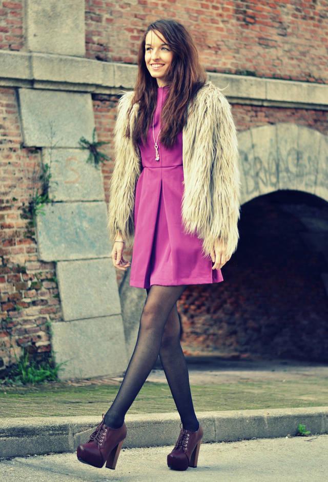 รูปภาพ:http://glamradar.com/wp-content/uploads/2014/11/violet-dress-and-silver-coat.jpg