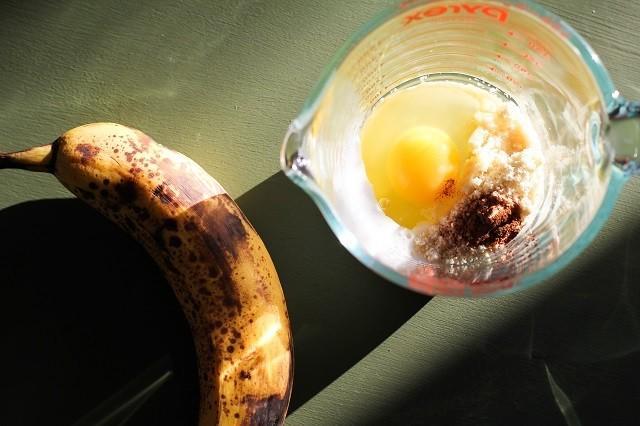รูปภาพ:https://www.theroastedroot.net/wp-content/uploads/2015/04/paleo_banana_bread_mug_cake_ingredients.jpg