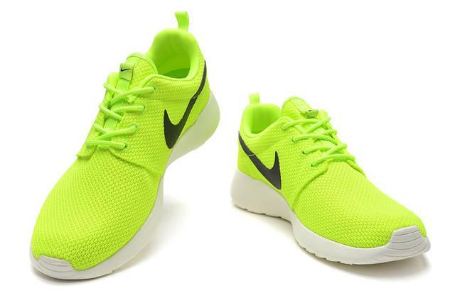 รูปภาพ:http://www.footballbootsus2015.com/pic/more/Nike-Men-Running-Shoes-London-Olympic-Edition-2015-neon-white-black---1-9324-1.jpg