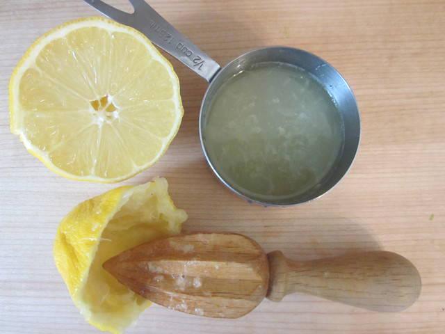 รูปภาพ:http://www.robinskey.com/wp-content/uploads/2013/05/Bliss-Fresh-Fruit-Salad-Recipe-lemon-juice.jpg