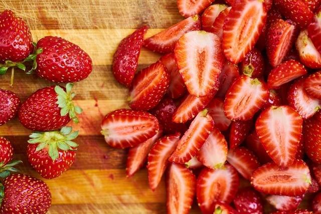 รูปภาพ:https://cdn.pixabay.com/photo/2017/11/18/17/09/strawberry-2960533_1280.jpg