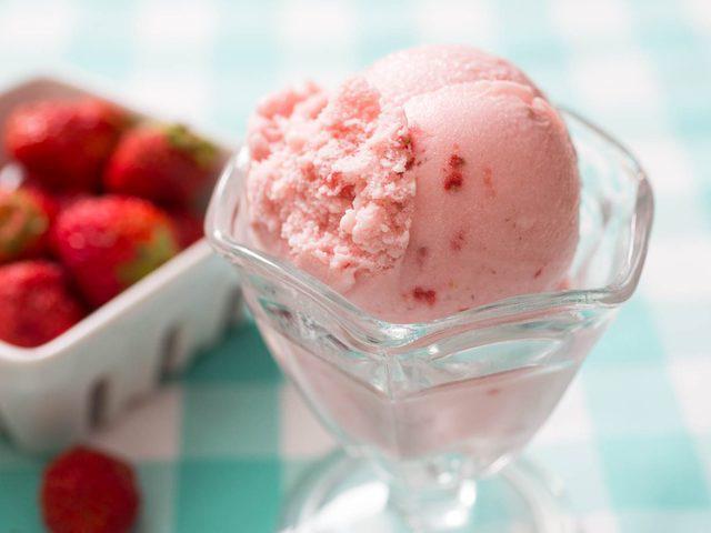 รูปภาพ:https://www.seriouseats.com/recipes/images/2015/07/20150706-strawberry-ice-cream-vicky-wasik-4-1500x1125.jpg