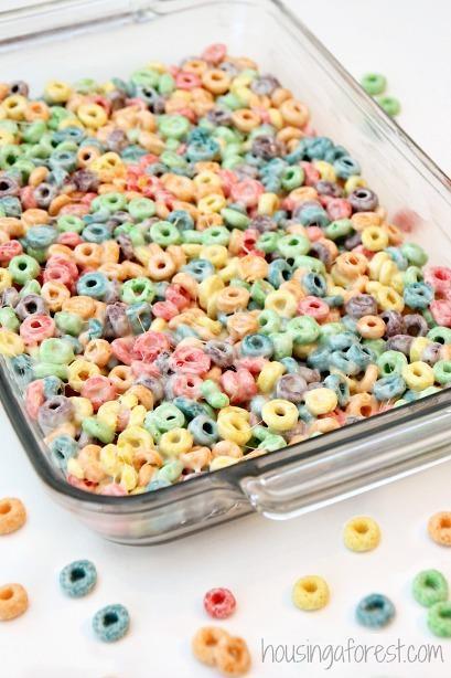 รูปภาพ:http://www.housingaforest.com/wp-content/uploads/2015/03/Fruit-Loops-Recipes-Rainbow-Squares-6.jpg