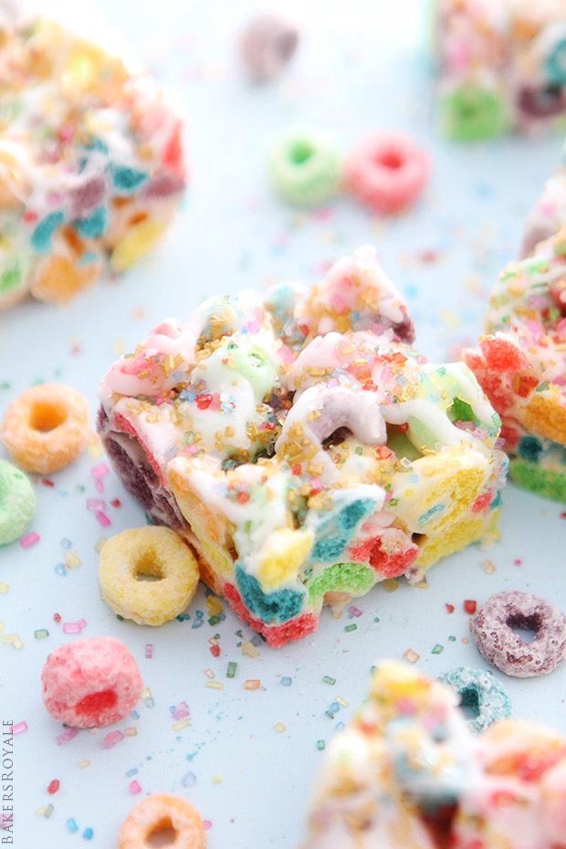 รูปภาพ:http://www.bakersroyale.com/wp-content/uploads/2015/03/Fruit-Loops-Marshmallow-Bars-via-Bakers-Royale1.jpg