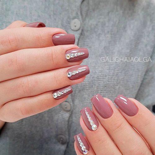 รูปภาพ:https://glaminati.com/wp-content/uploads/2017/12/nude-nails-cappuccino-rhinestones-squoval-500x500.jpg