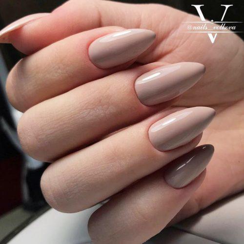 รูปภาพ:https://glaminati.com/wp-content/uploads/2017/12/nude-nails-simple-almond-long-500x500.jpg