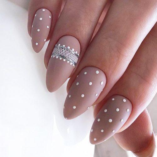 รูปภาพ:https://glaminati.com/wp-content/uploads/2017/12/nude-nails-matte-polka-dots-almond-gel-500x500.jpg