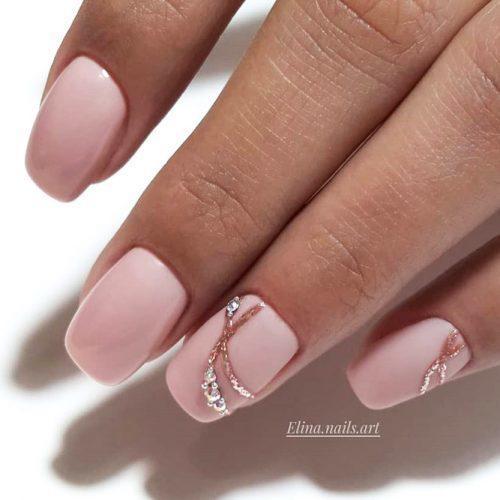 รูปภาพ:https://glaminati.com/wp-content/uploads/2017/12/nude-nails-pink-glitter-accent-rhinestones-500x500.jpg