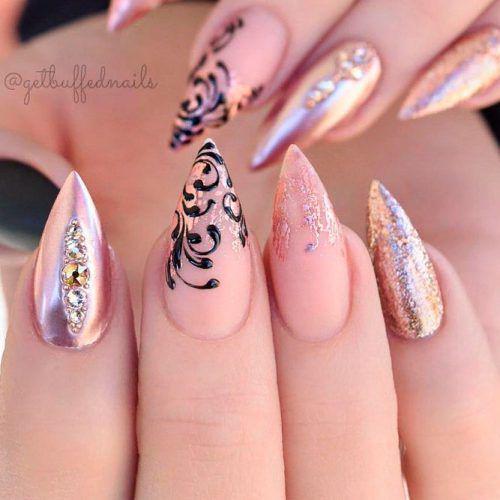 รูปภาพ:https://glaminati.com/wp-content/uploads/2017/12/nude-nails-rhinestones-glitter-filigree-500x500.jpg