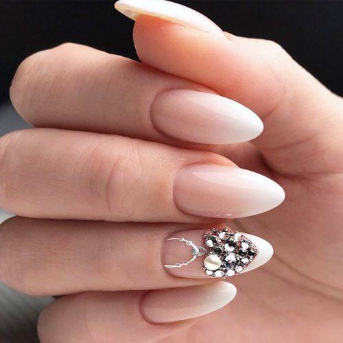 รูปภาพ:https://glaminati.com/wp-content/uploads/2017/12/nude-nails-ombre-rhinestones-french-ombre-500x500.jpg