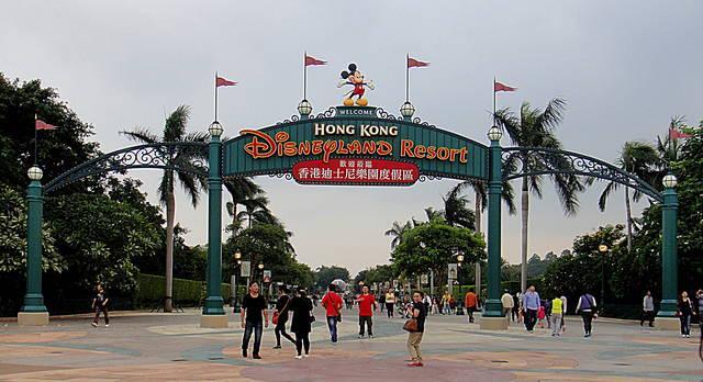 รูปภาพ:https://upload.wikimedia.org/wikipedia/commons/6/67/Front_Entrance_of_Disneyland.JPG