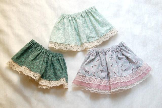 รูปภาพ:https://cdn.diys.com/wp-content/uploads/2015/07/Lace-Trimmed-Skirt-for-Kids.jpg