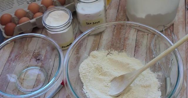 รูปภาพ:http://www.couponclippingcook.com/wp-content/uploads/2014/05/9-add-egg-to-flour-mixture.jpg