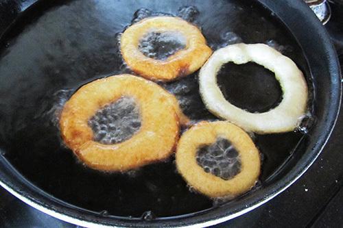 รูปภาพ:http://fortunegoodies.com/wp-content/uploads/2013/12/Frying-Apple-Cinnamon-Rings.jpg