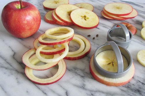 รูปภาพ:http://fortunegoodies.com/wp-content/uploads/2013/12/Making-Apple-Rings.jpg