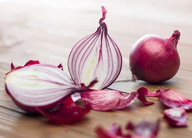 รูปภาพ:https://www.jeedmak.com/wp-content/uploads/2018/02/Cut-open-red-onion-on-wooden-chopping-board.jpg