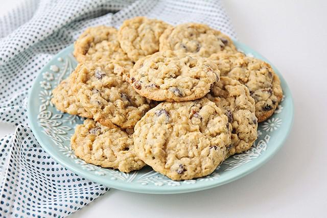 รูปภาพ:https://onelittleproject.com/wp-content/uploads/2019/01/oatmeal_raisin_cookies_6.jpg