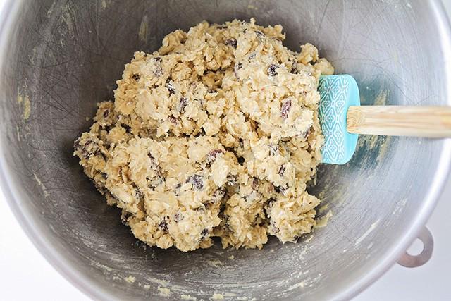 รูปภาพ:https://onelittleproject.com/wp-content/uploads/2019/01/oatmeal_raisin_cookies_2.jpg