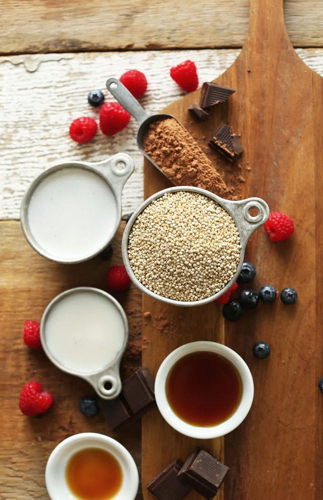 รูปภาพ:https://minimalistbaker.com/wp-content/uploads/2015/09/7-Ingredient-DARK-CHOCOLATE-Quinoa-Breakfast-Bowl-Full-of-antioxidants-fiber-and-protein-vegan-glutenfree-quinoa-breakfast-recipe-healthy.jpg